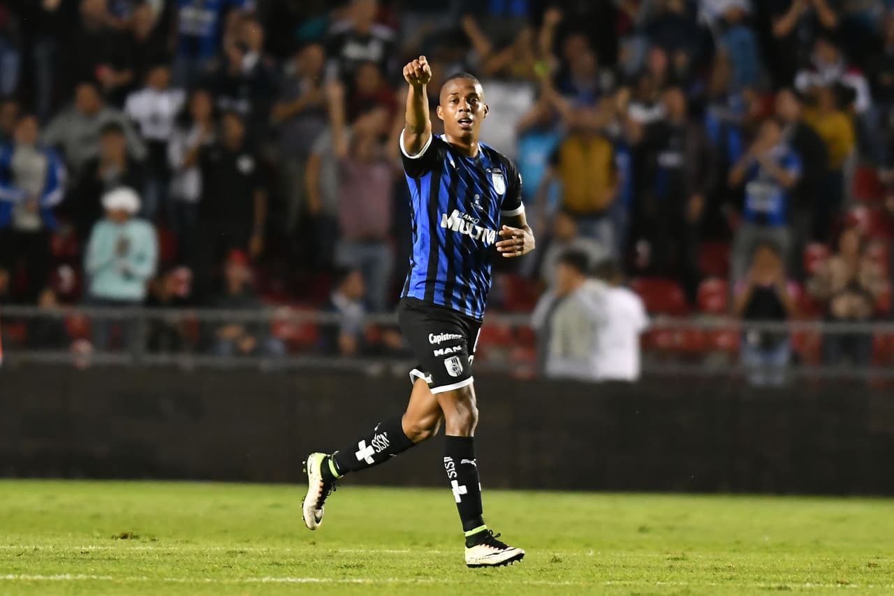 Necaxa aprovechó la superioridad numérica y repitió dosis con triunfo 2-3 (2-6 global) ante Gallos Blancos.