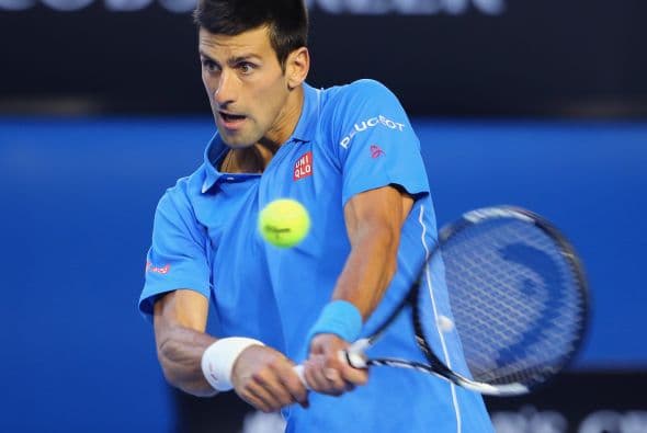 Djokovic juega contra un tanque militar en una cancha de tenis
