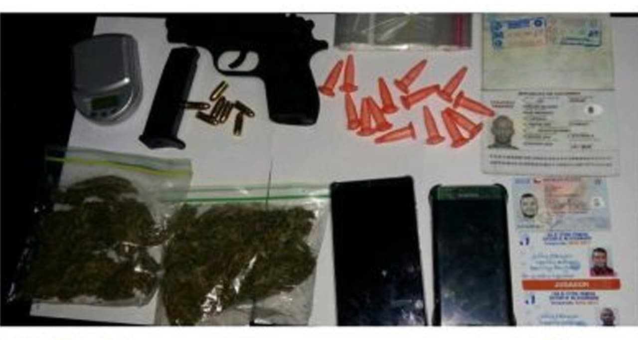 Sorprenden a dos futbolistas con coca y arma de fuego en su vehículo