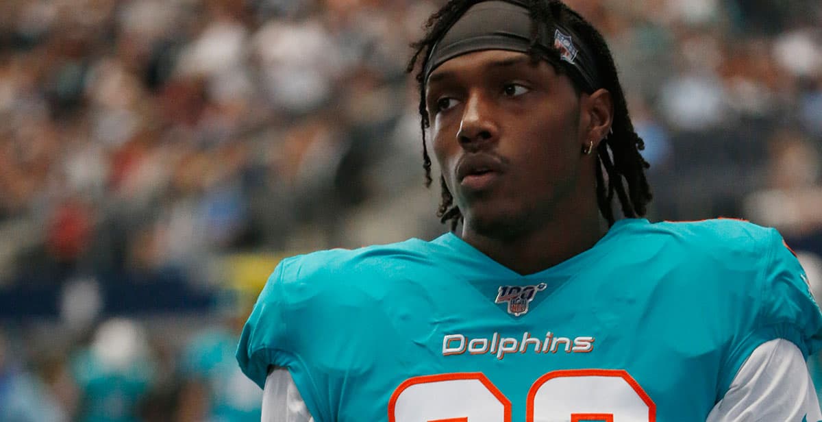 Los Chiefs acordaron con el agente libre Taco Charlton