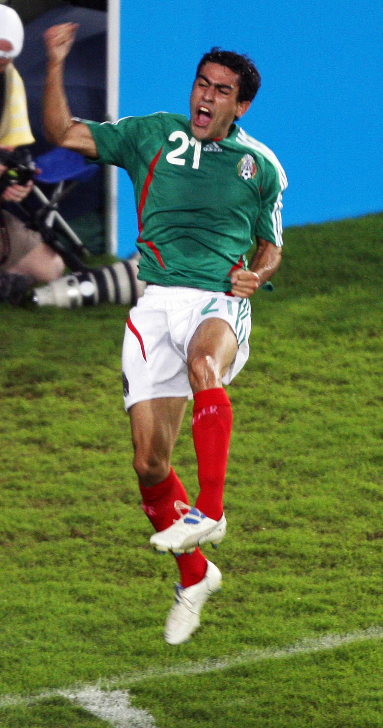 Ramón Morales hizo el 2-0 de tiro libre. Castillo tuvo el 3-0 en el segundo tiempo quitándose al guardameta Doni, pero la falló increiblemente.