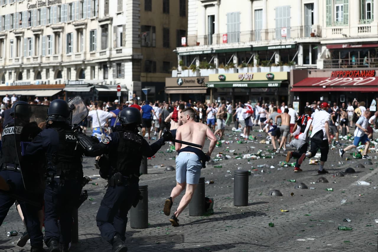 Francia condenó a prisión a fanáticos británicos por pelea en Eurocopa