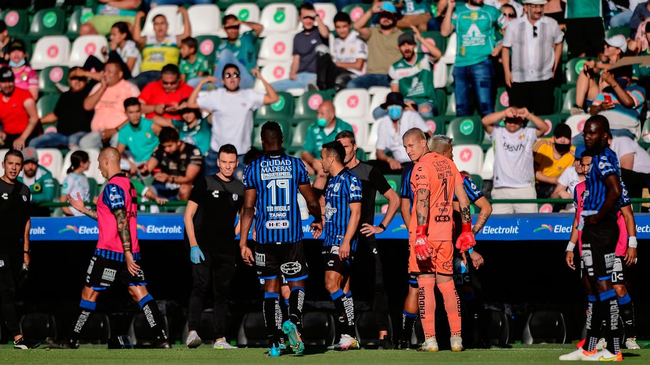 Querétaro solo salió con un punto en su visita ante León y sigue sin ganar de visita.