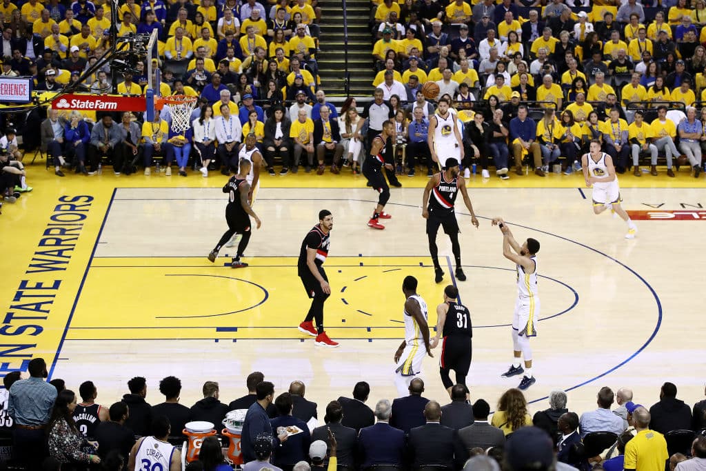 Stephen Curry encestó nueve triples y anotó 36 unidades para que los Golden State Warriors tomaran ventaja de 1-0 en la Final del Oeste al superar a los Portland Trail Blazers.