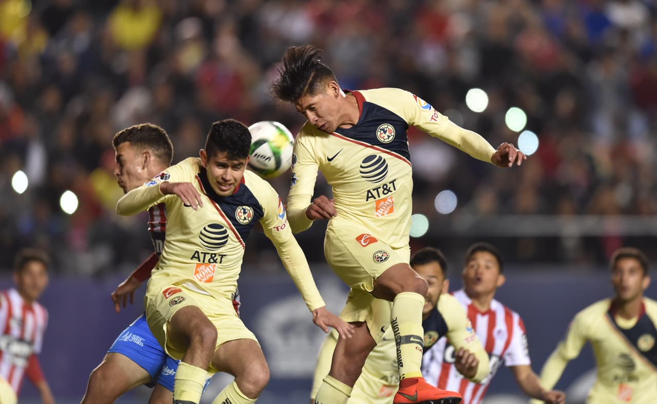 América no bajó los brazos pero intentó recortar distancia más con ímpetu y ganas que con cabeza y precisión. Aquí dos jugadores estorbándose para rematar a puerta, el reflejo del partido.