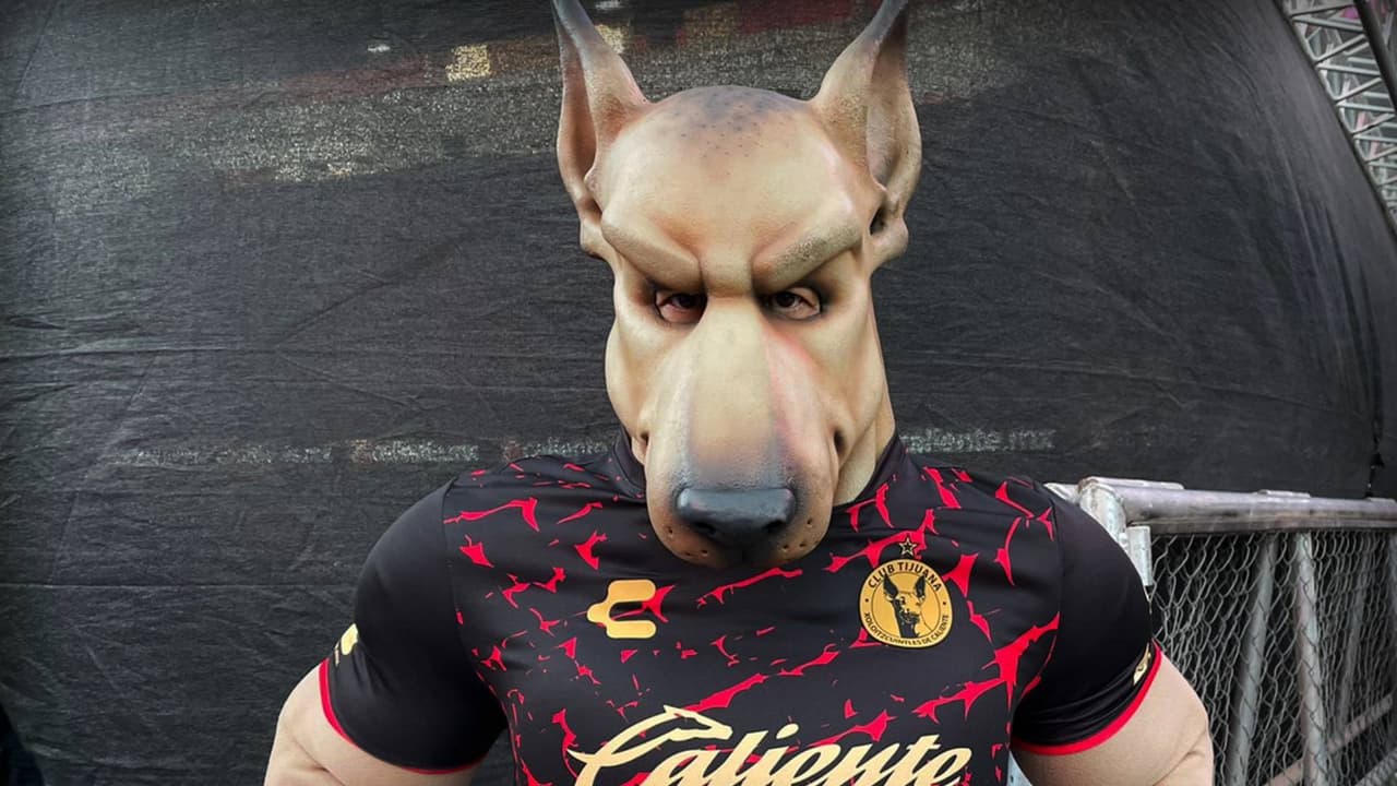 Xolos de Tijuana presenta su nuevo uniforme en la lucha libre