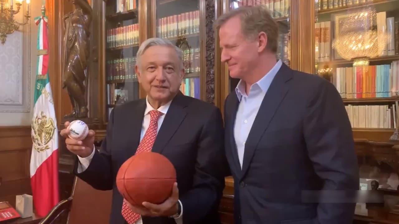 Roger Goodell le regaló un balón de futbol americano al presidente.