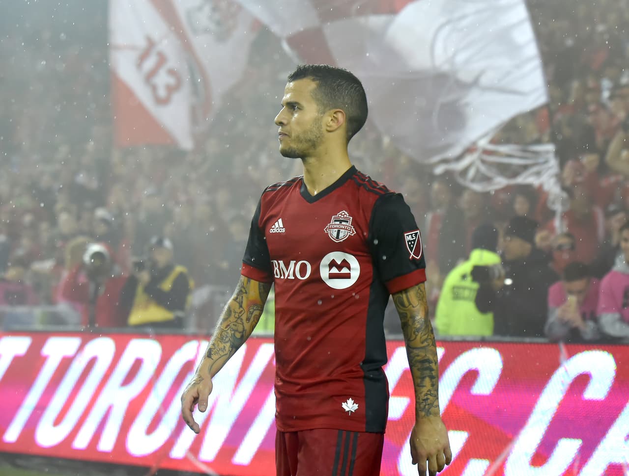 La temporada de ensueño que llevó a cabo Toronto FC mucho le debe a su mayor individualidad, Sebastian Giovinco. Sin haber sido su mejor temporada en materia de goleo, 2017 nos mostró a una 'Hormiga Atómica' letal en los lanzamientos de faltas, con 6 tantos por esa vía. El astro italiano está por tercer año consecutivo en el Once Ideal de la MLS. (USA Today Images)