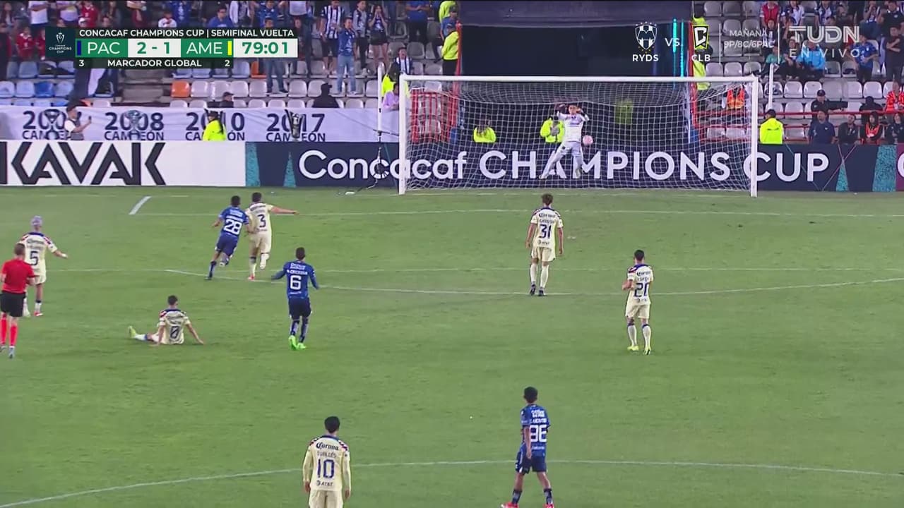 ¡Pachuca coquetea con el gol en dos ocasiones y Malagón lo evita!