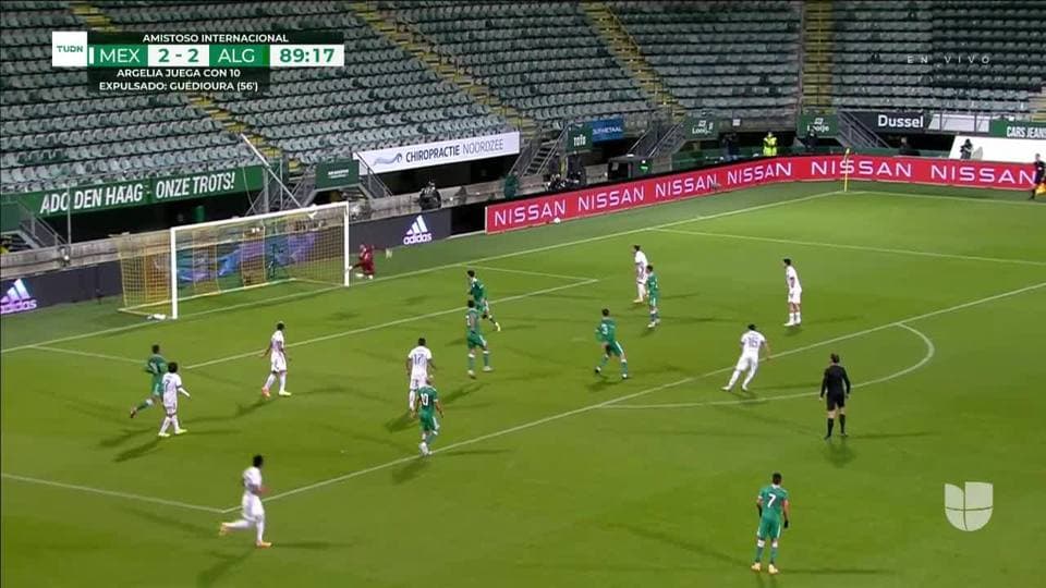 ¡CERCA!. Héctor Herrera disparó que se estrella en el poste.