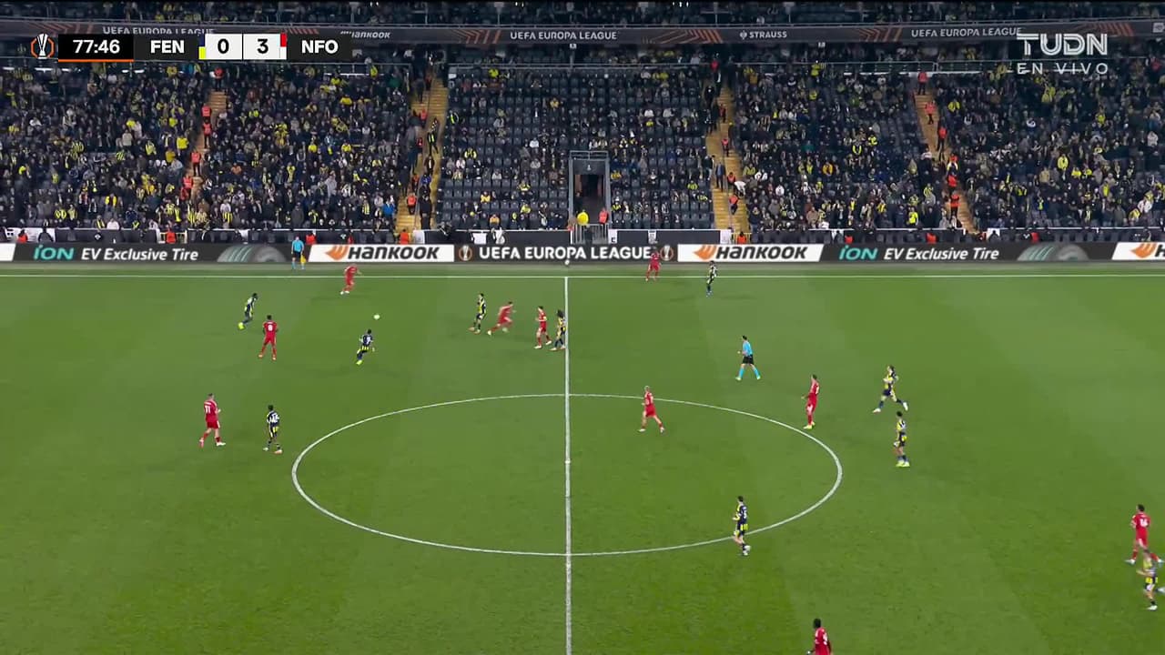 Fuerte entrada de Çağlar genera polémica, pero solo recibe tarjeta amarilla