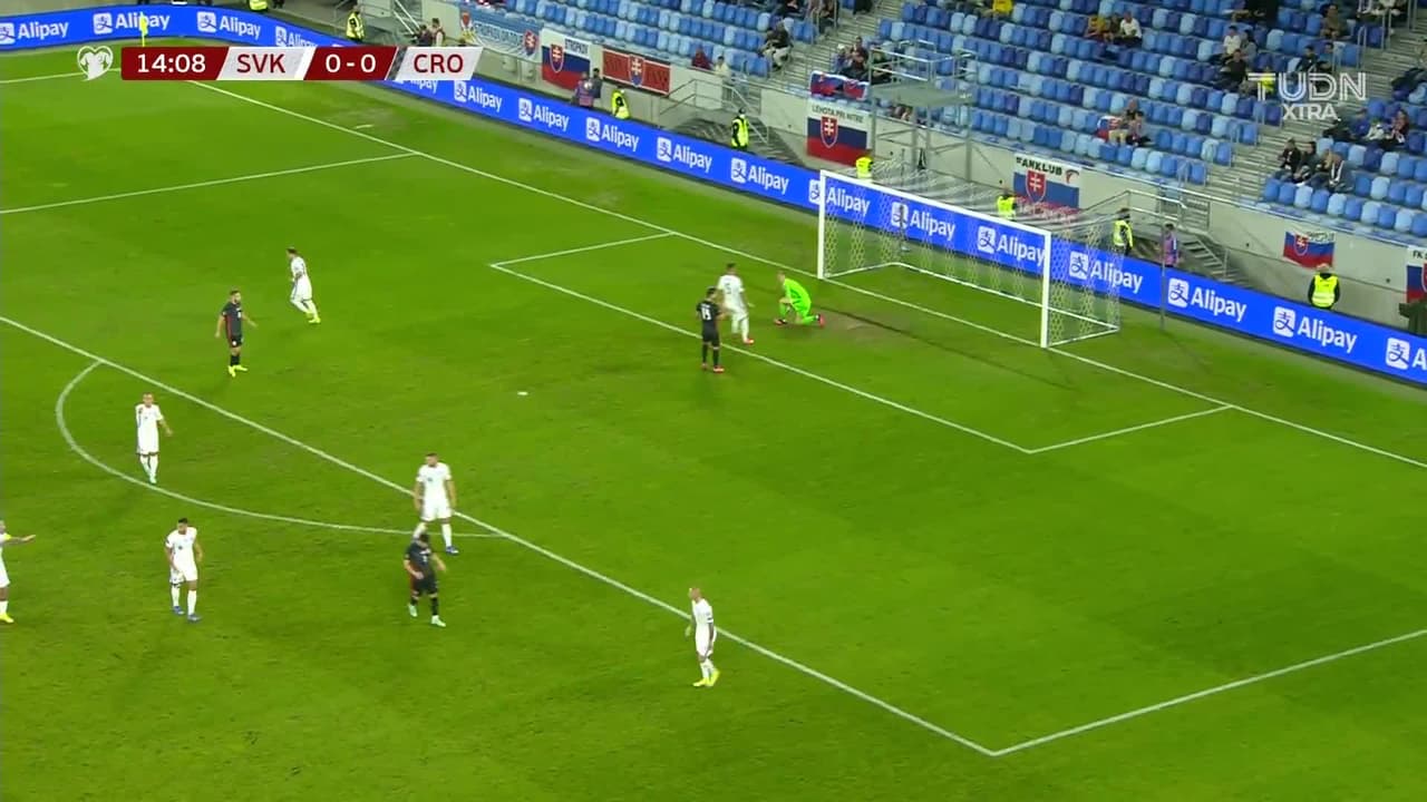 ¡TIRO ATAJADO! disparo por Luka Ivanusec.