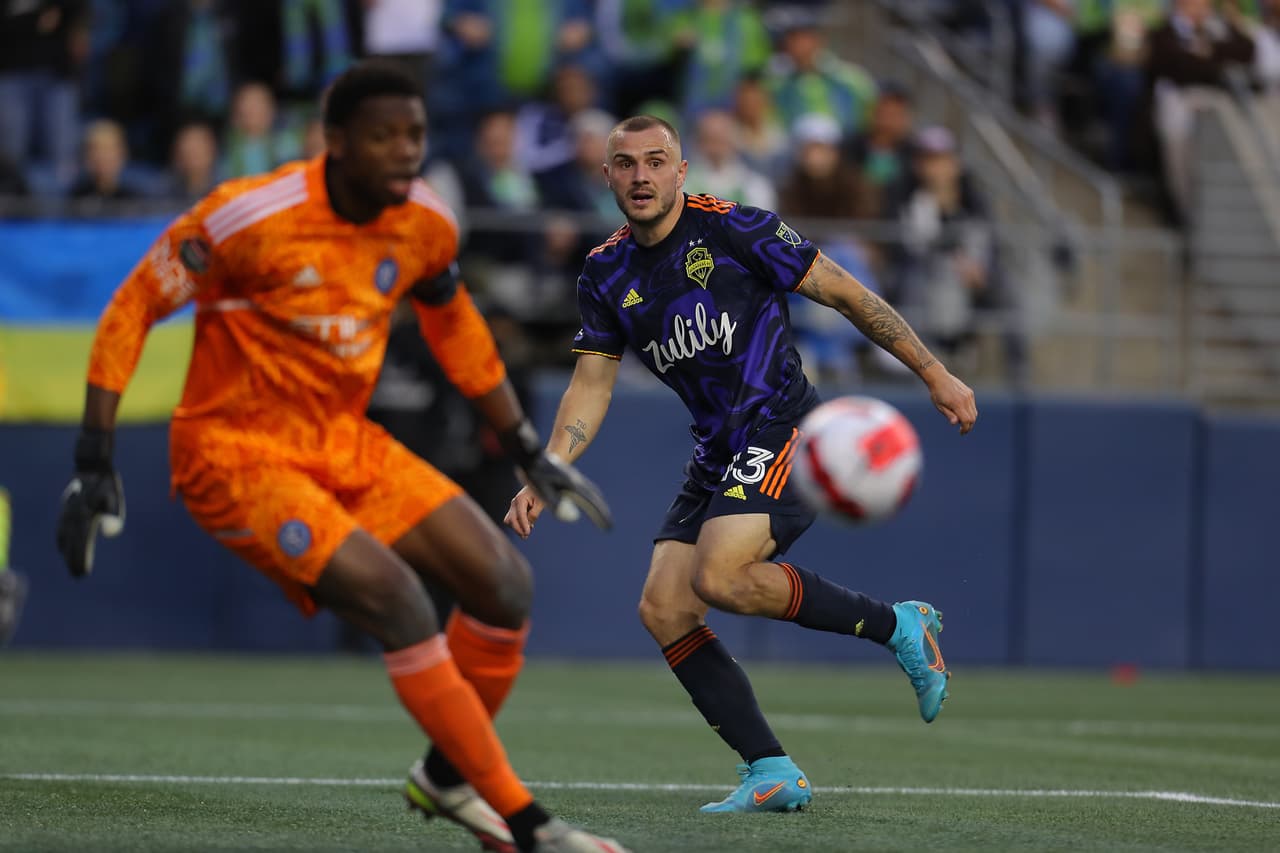 Pero la respuesta de Seattle no tardó en llegar, ya que 4 minutos después del empate, Cristian Roldán mandó una diagonal hacia atrás para que Jordan Morris prendiera el balón de primera y así fusilar a Johnson para el 2-1.