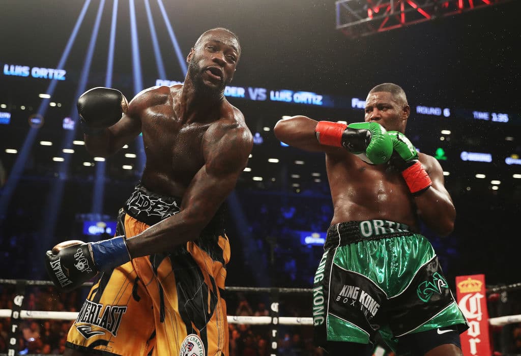 Deontay Wilder (40-0, 39 KOs) defendió su título CMB de peso completo ante Luis 'King Kong' Ortiz en el Barclays Center de Nueva York. Wilder tuvo una contienda complicada, pero la pólvora en sus manos hizo el trabajo para el décimo asalto cuando noqueó dos veces al cubano.