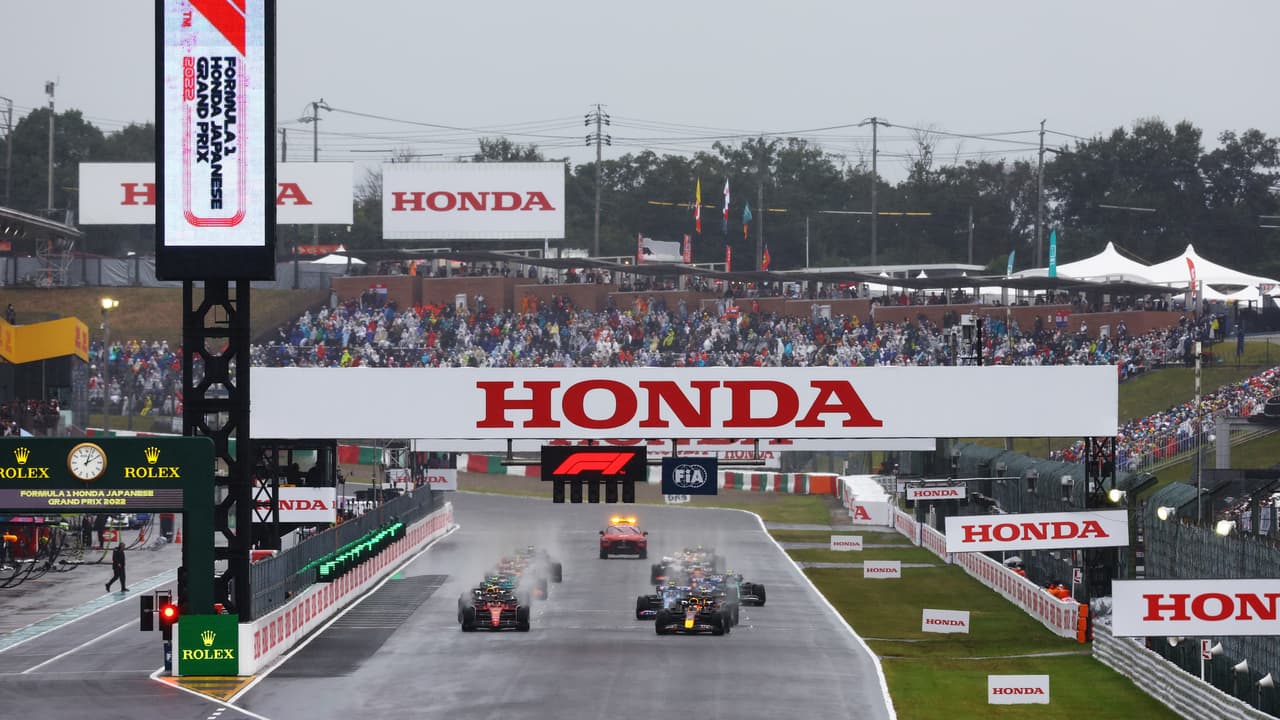 La fuerte lluvia hizo de las suyas en el circuito de Suzuka correspondiente al Gran Premio de Japón, lo que obligó a aplazar la carrera luego de apenas tres vueltas recorridas sin que haya un estimado de tiempo para reanudar la carrera.