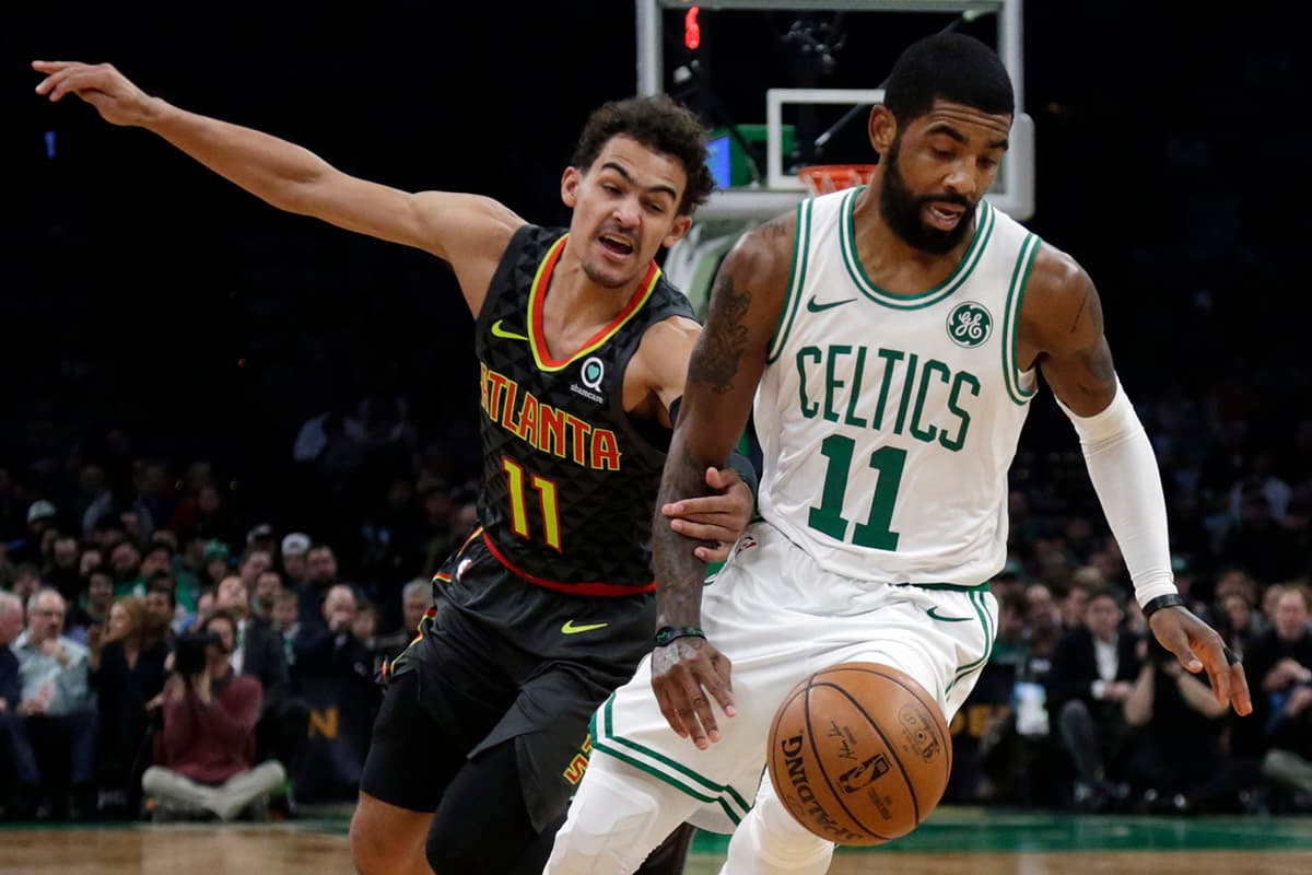 Kyrie Irving (derecha) con 24 puntos, cinco rebotes y cinco asistencias, lideró la clara victoria de los Celtics.