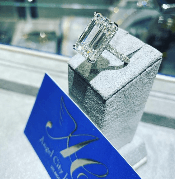 La pieza es un anillo de oro con un diamante de esmeralda de 12 quilates.