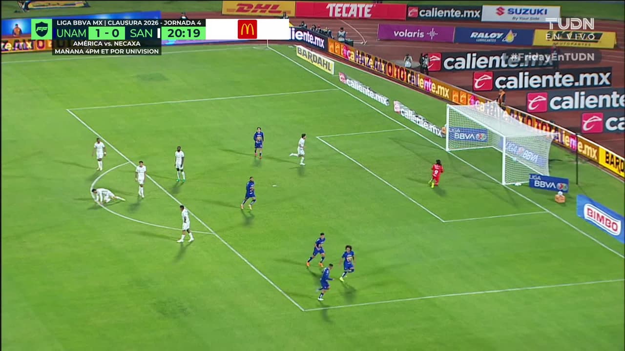 ¡GOL!  anota para Pumas UNAM. Adalberto Carrasquilla