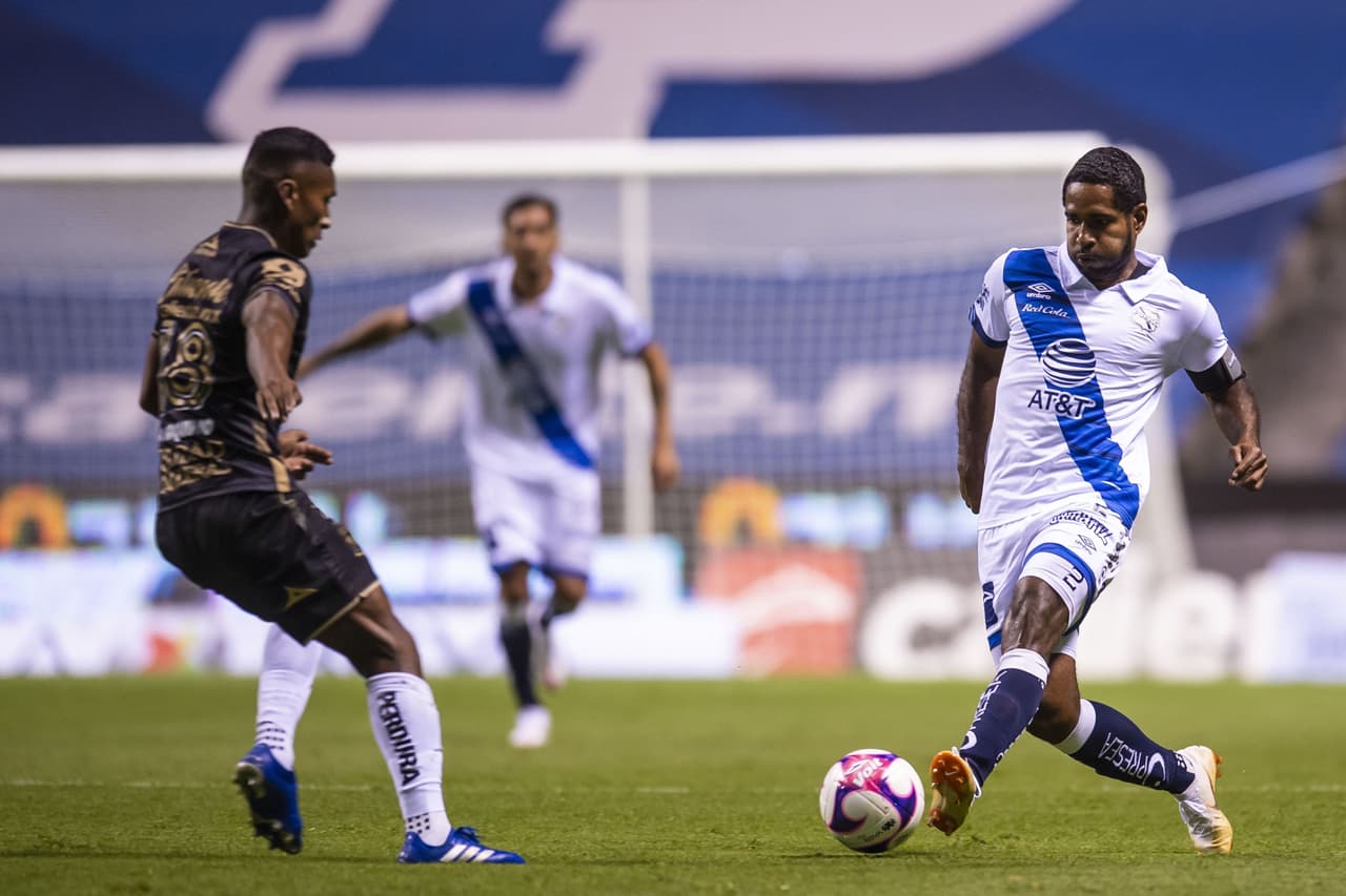 Los locales mostraban más argumentos para abrir el marcador durante los primeros minutos.