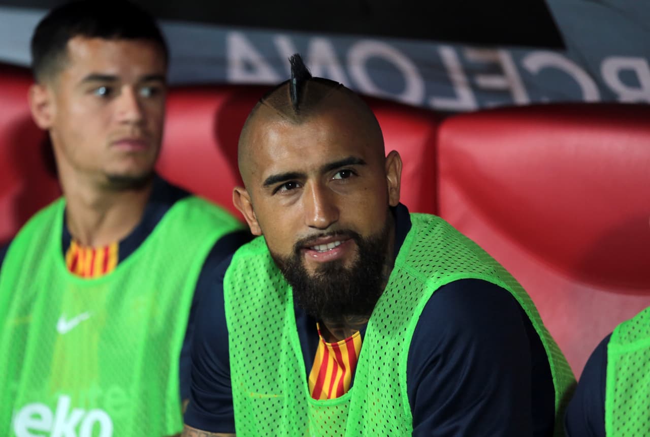 Había una gran expectativa por ver los refuerzos de ambos equipos pero sobresalía entre las novedades la presencia del internacional chileno Arturo Vidal en la banca del Barcelona.