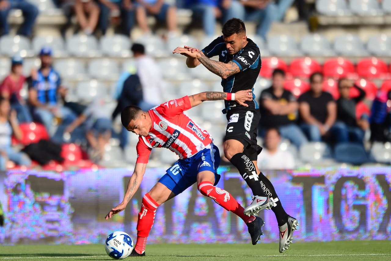 En los primeros miunutos ambos equipos lucharon por la posesión del balón.