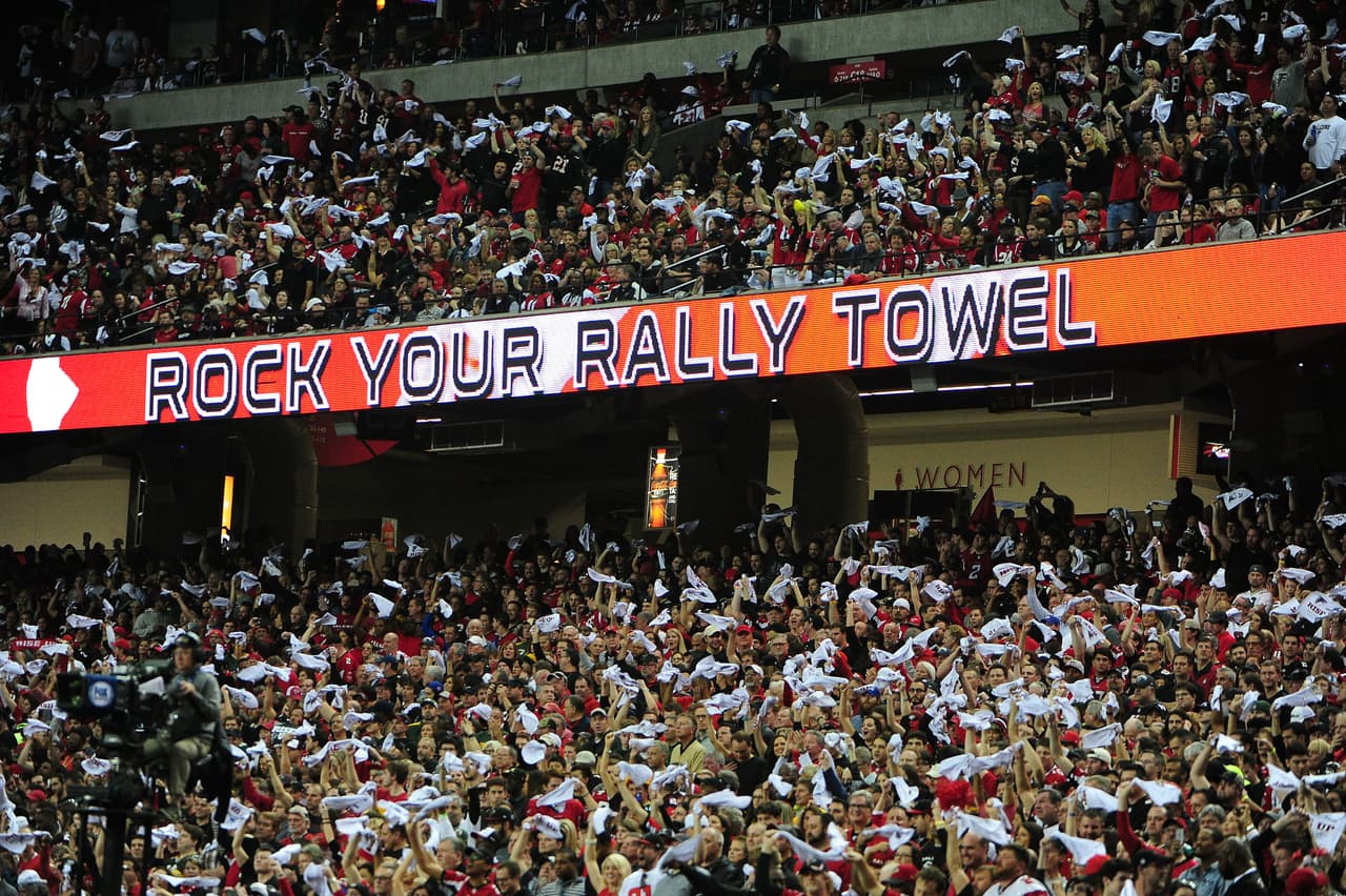 La belleza de las porristas, la alegría de los fanáticos, el colorido de las presentaciones y hasta la presencia de algunas celebridades le dieron el ingrediente perfecto a la fiesta del fútbol americano de NFL fuera de la competencia en la definición de los equipos, Atlanta Falcons y New England Patriots, que estarán en el Super Bowl.