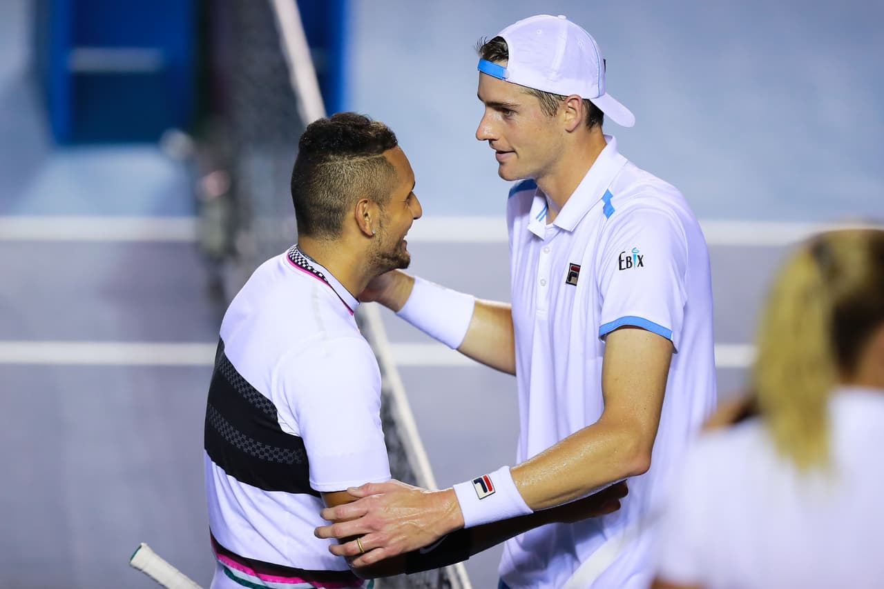 Por el gran partido que brindaron ambos, se felicitaron mutuamente y el público, que volvió a meterse durante el juego con Kyrgios, tributó una sonora ovación, en particular al australiano, quien ya se ganó el respeto de sus detractores y ahora disputará la Final.