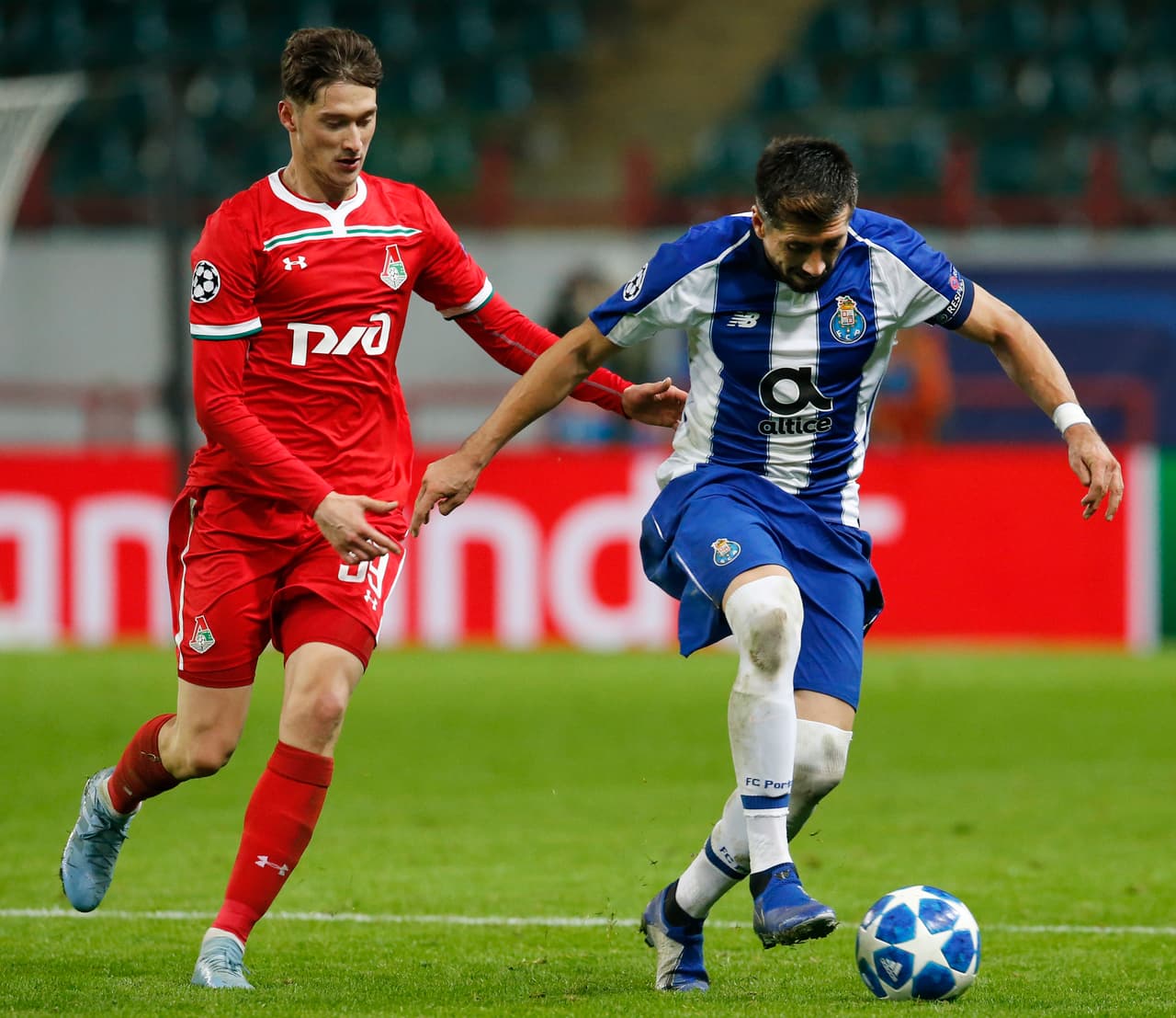 En el juego por la UEFA Champions League ante el Lokomotiv de Moscú, Herrera no solo portó el gafete de capitán sino que se comportó como el líder de su oncena.