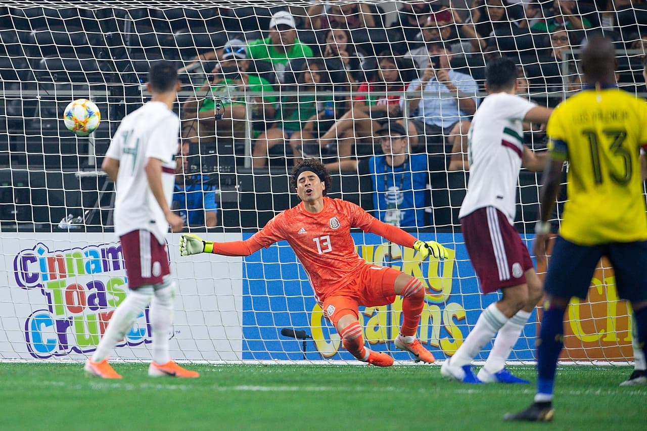 Temprano en el segundo tiempo llegó el empate ecuatoriano con un tiro libre que se desvió en la barrera y desubicó al arquero Memo Ochoa.