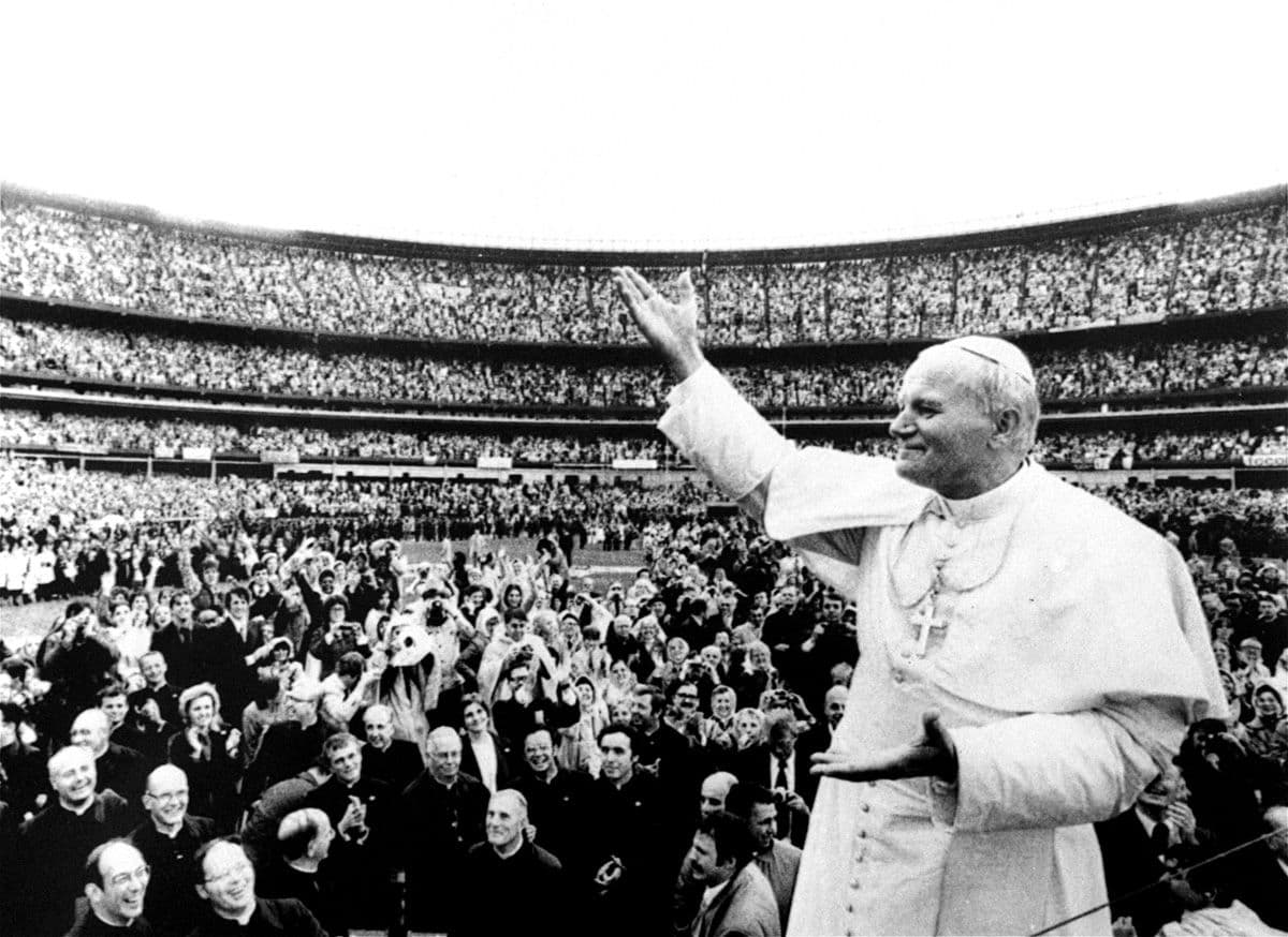 El 2 de octubre de 1979, el Papa Juan Pablo II celebra la misa en el estadio por la justicia y la paz mundiales.