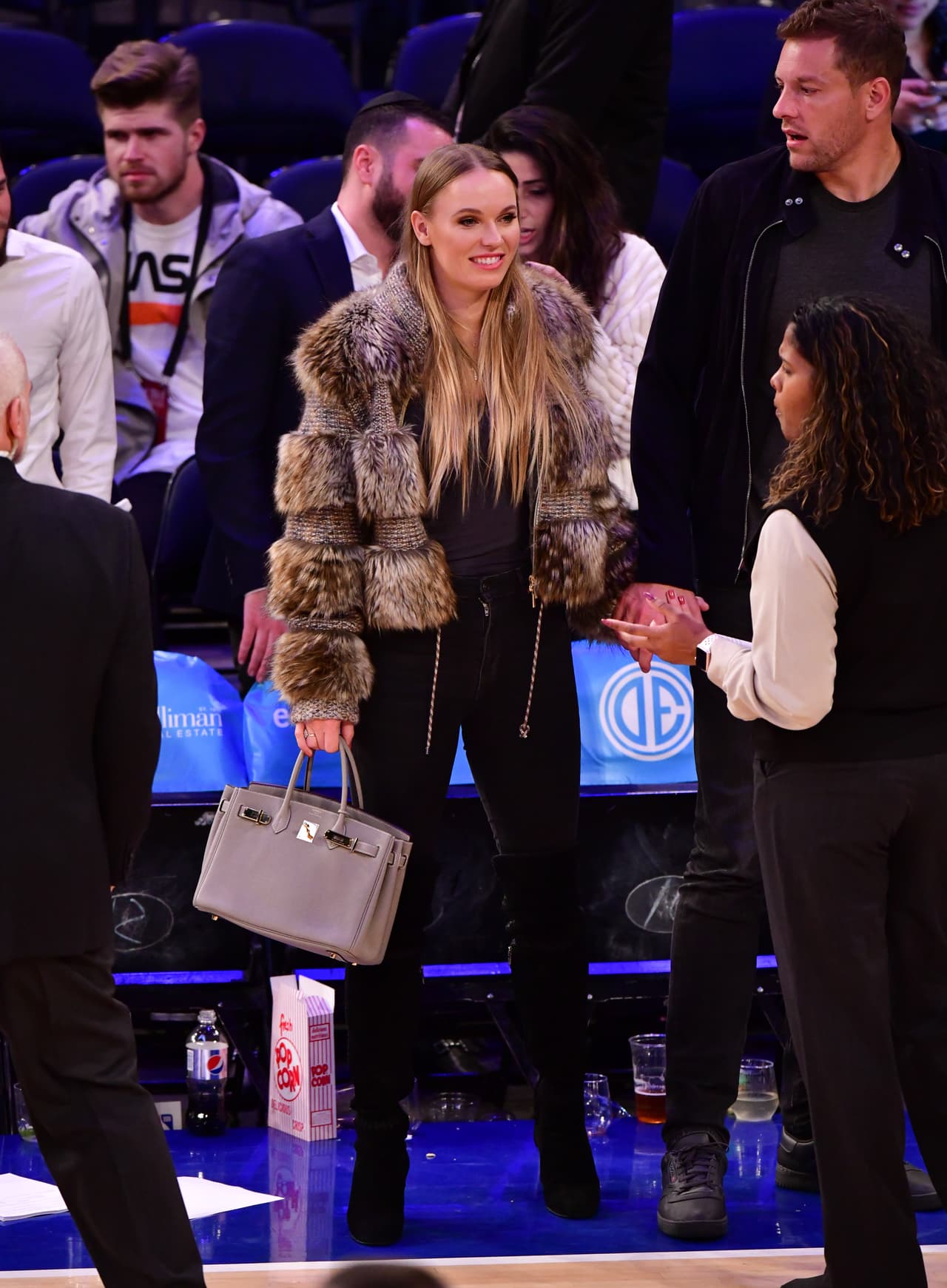 La gran tenista Caroline Wozniacki estuvo presente en el juego entre los San Antonio Spurs y New York Knicks que se disputó en Madison Square Garden. Terminó en un inesperado triunfo de los locales por 130-118.
