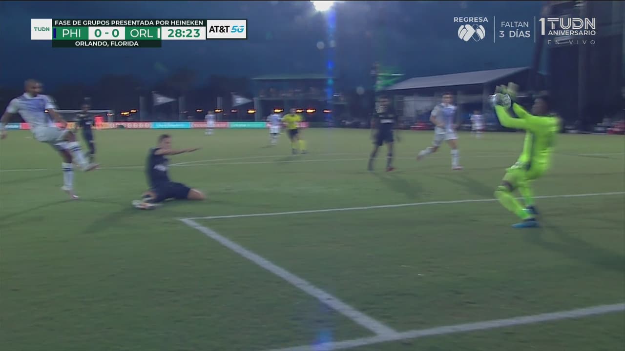 ¡Contra las balas! Andre Blake frena potente disparo a quemarropa de Tesho Akindel