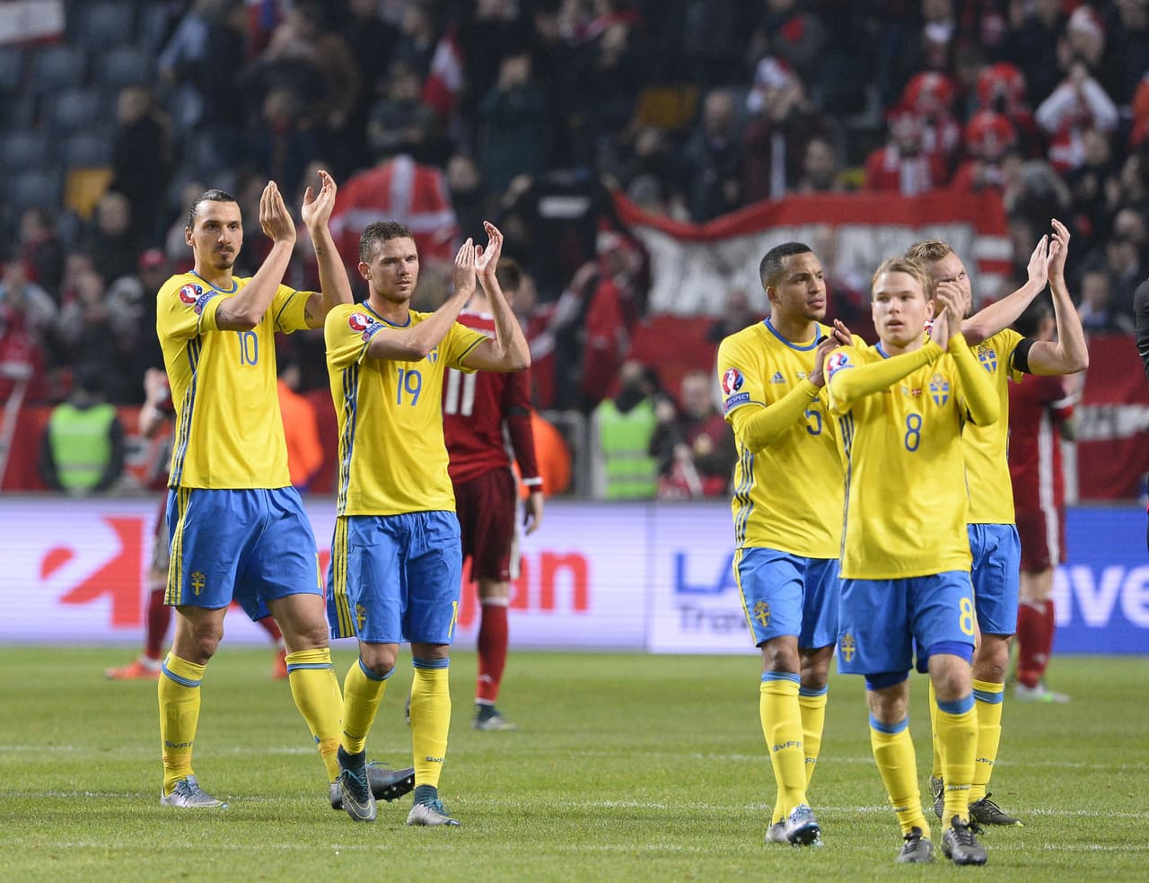 Los jugadores de Suecia celebran su triunfo sobre Dinamarca.