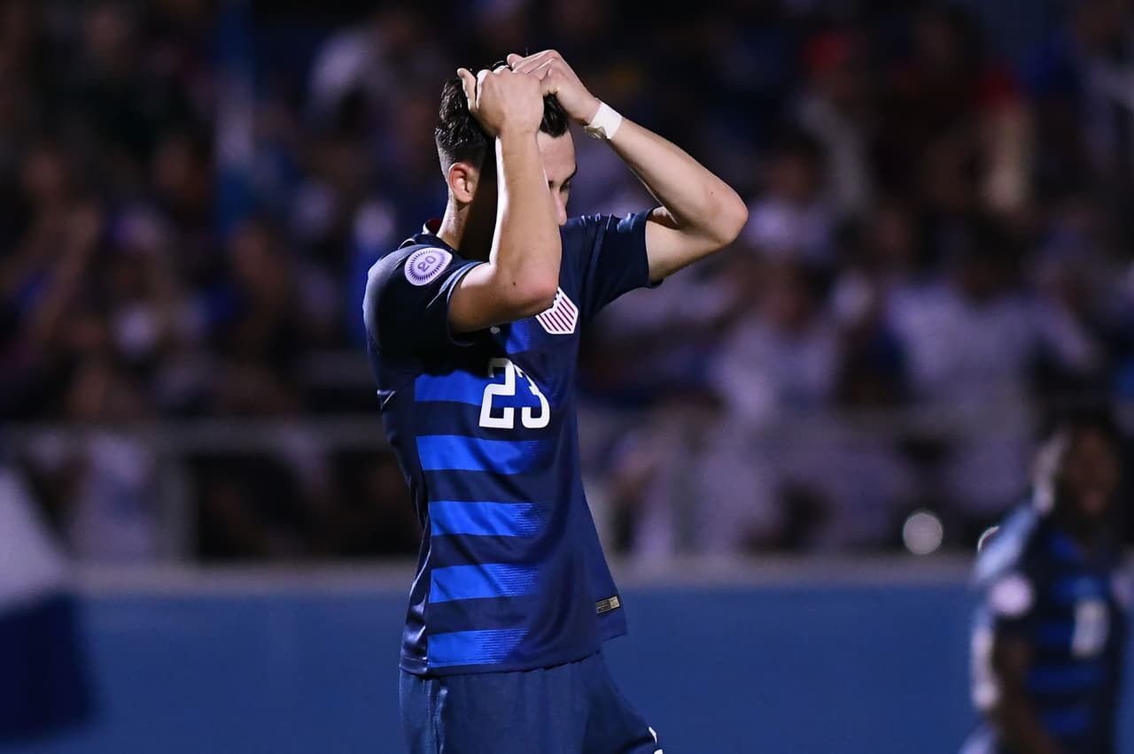 En el segundo tiempo, en el comienzo, la tónica del partido no cambió, pero los de casa empezaban a desesperarse porque llegaban mucho y no concretaban, fallaban de cara al gol.