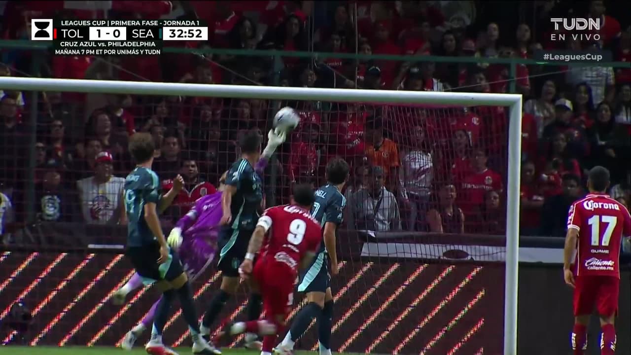 ¡El imperdible atajadón de Stefan Frei que pudo ser golazo de Toluca!