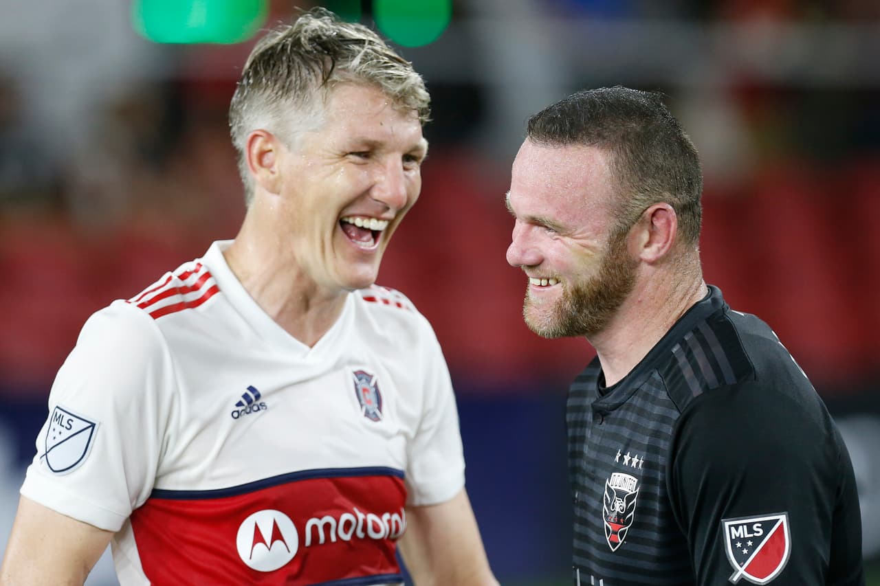 Bastian Schweinsteiger y Wayne Rooney.