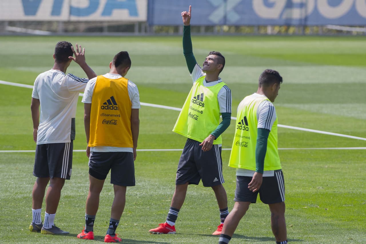 El argentino Gerardo Martino, técnico de la
<b>Selección Mexicana</b>, realiza ajustes con los
<a href="https://www.univision.com/deportes/futbol/mexico/los-rostros-de-gerardo-tata-martino-en-la-rueda-de-prensa-de-cara-a-la-copa-oro-fotos" target="_blank">jugadores de su convocatoria</a> para la
<b>Copa Oro</b>, su primer reto en un torneo oficial con el 'Tri'.