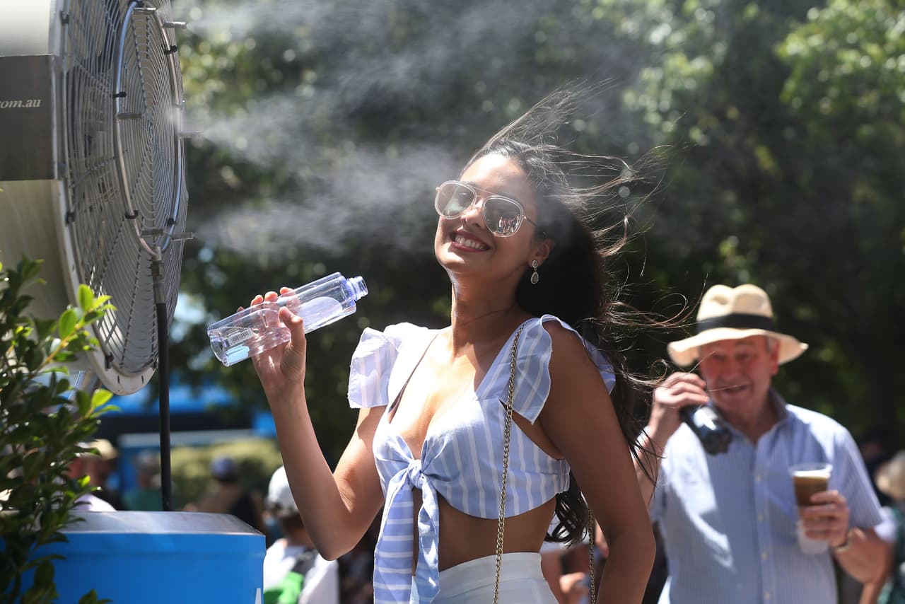 El calor de la fiesta del Australian Open, el primer grand slam de la temporada tenística, se vive con los favoritos en su mayoría respondiendo a las expectativas.