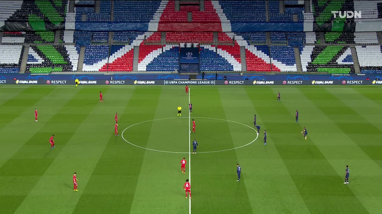 Arranca el partido y la pelota está en juego.