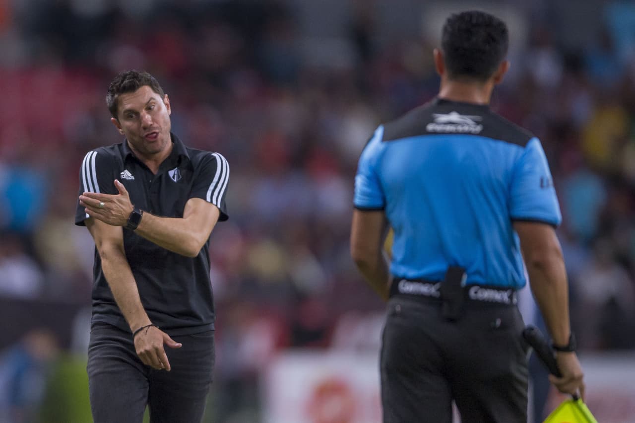 Desde los primeros minutos hubo polémica arbitral.