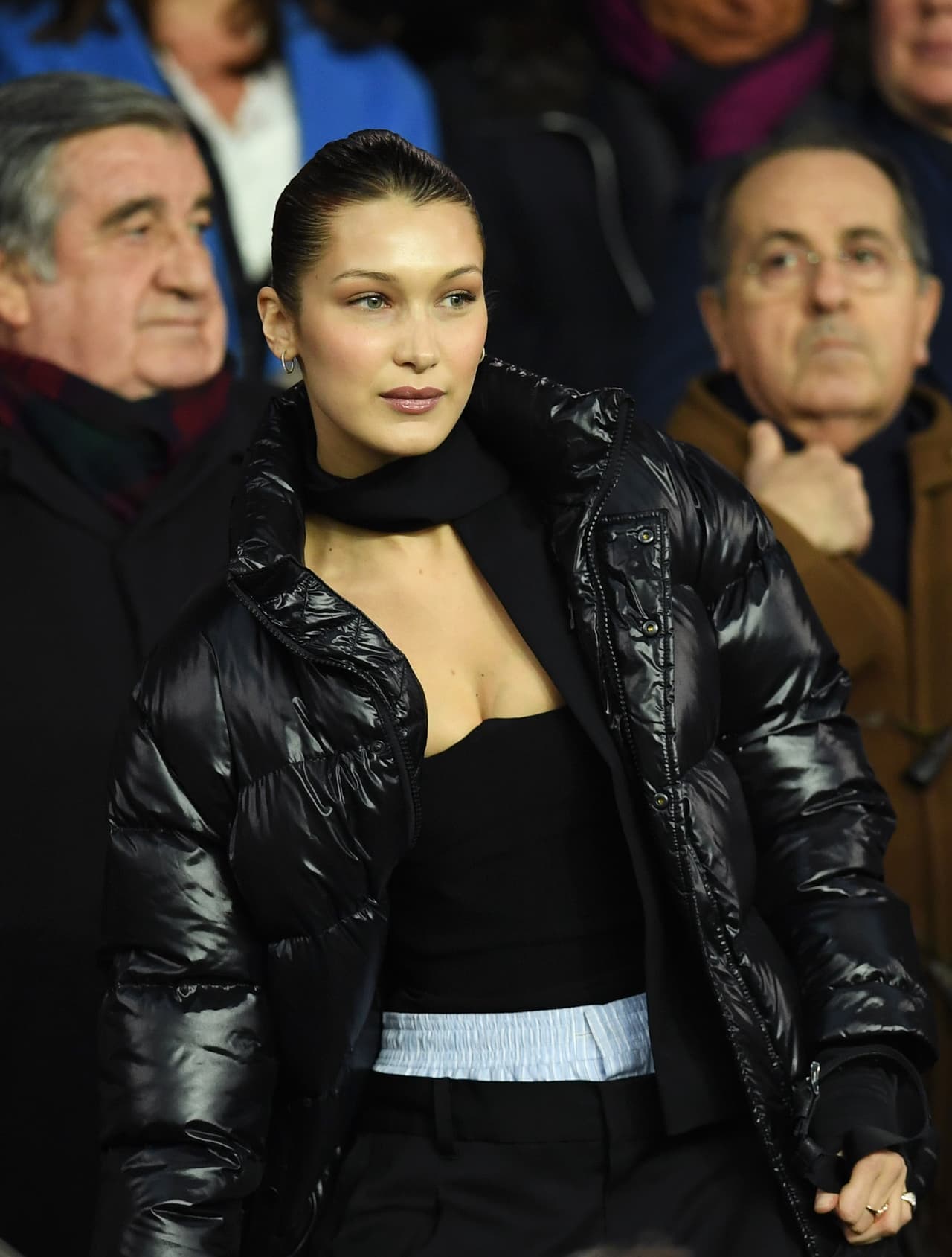 La sensual modelo Bella Hadid le dio un color diferente a las tribunas, con su belleza.