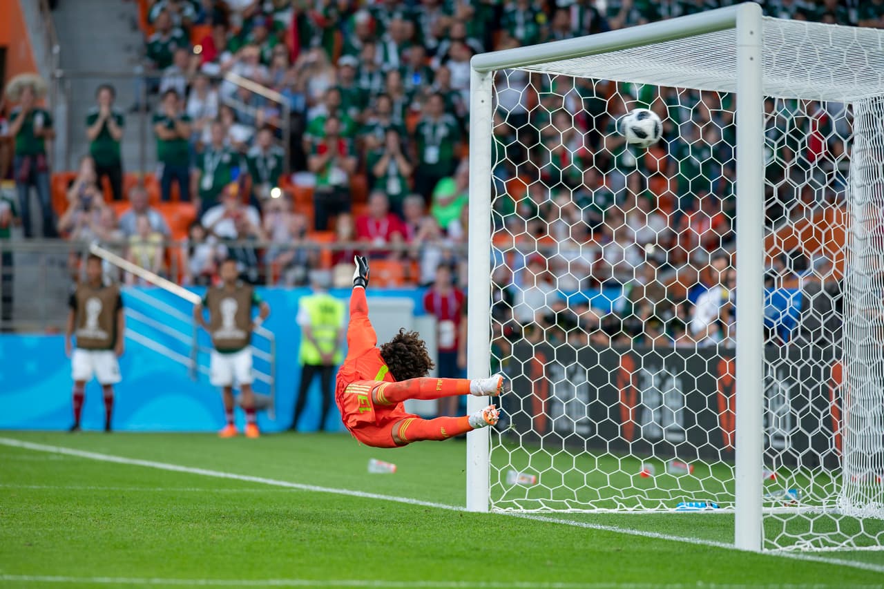 Para el minuto 17 del segundo tiempo, Pitana sancionó un penalti contra México tras falta de Héctor Moreno.