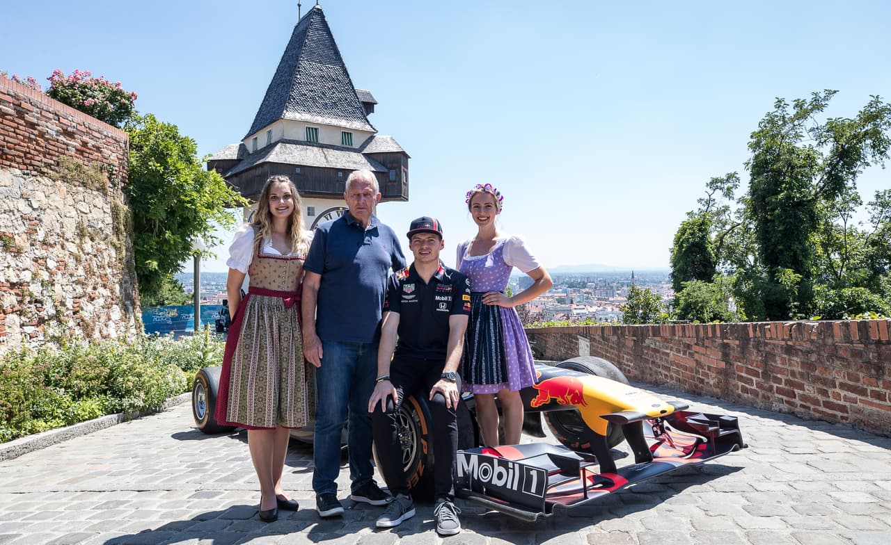 En Graz, a pocos kilómetros del Circuito Red Bull Ring en Spielberg, Max Verstappen encendió la actividad del Gran Premio de Austria con una visita a los aficionados, así como la tienda oficial de la escudería en la ciudad. A partir de este viernes los motores se encenderán con las primeras sesiones libres.