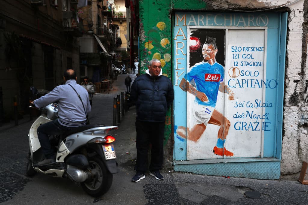 Un establecimiento muestra una pintura de Marek Hamsik, otro histórico del Napoli.