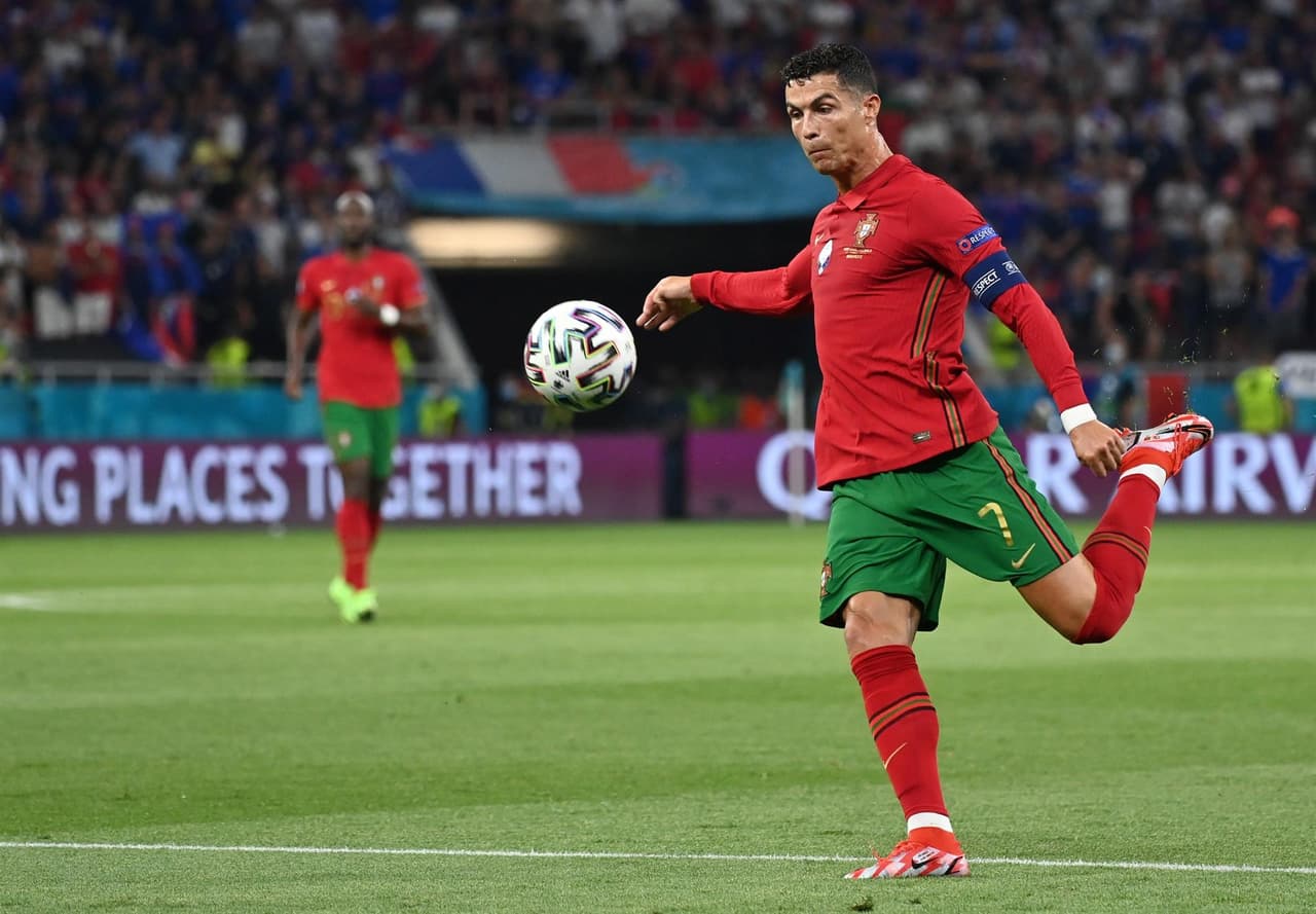 Francia y Portugal se llevan empate 2-2 y ambos consiguen su pase a Octavos en la Euro 2020. Cristiano Ronaldo anotó doblete (31' y 60'), ambos penaltis a favor de los portugueses, mientras que para Francia descontó Karim Benzema al 45+2' y al minuto 47 del encuentro. El 'Bicho' logra 109 anotaciones con selección, único en el mundo.