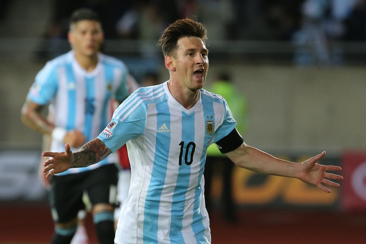 Lionel Messi, tuvo un partido destacado en el cual logró su gol 36 de por vida con Argentina. El 10 de la albiceleste metió el segundo de su equipo desde el punto penal y genero oportunidades que quedaron cerca de ser gol.