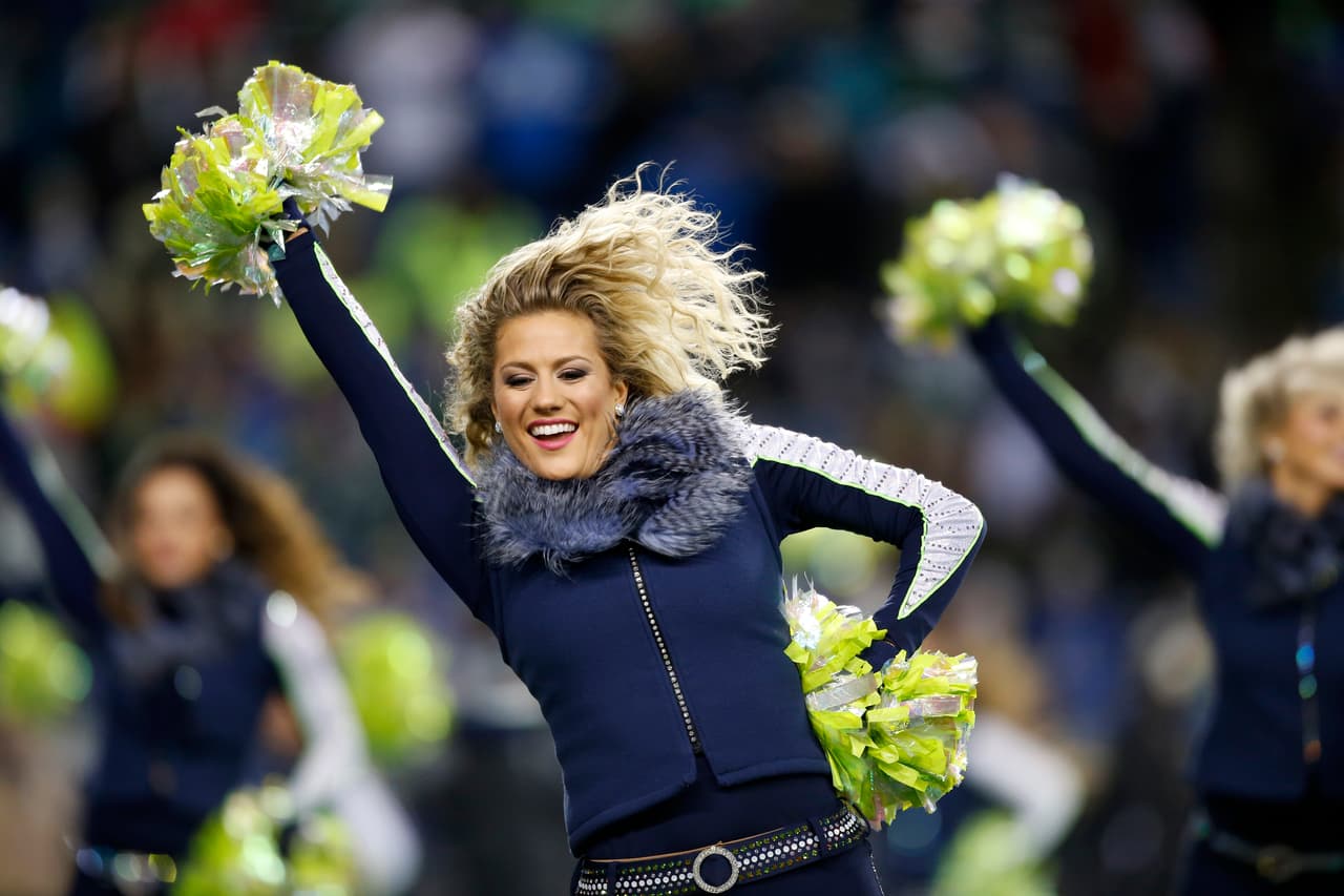 Las sensuales porristas, las espectaculares presentaciones previas y salidas de los equipos, las celebraciones y disfraces de los fanáticos y hasta los rituales previos a los partidos fueron parte de la fiesta de la ronda de 'wild crad' en la NFL.