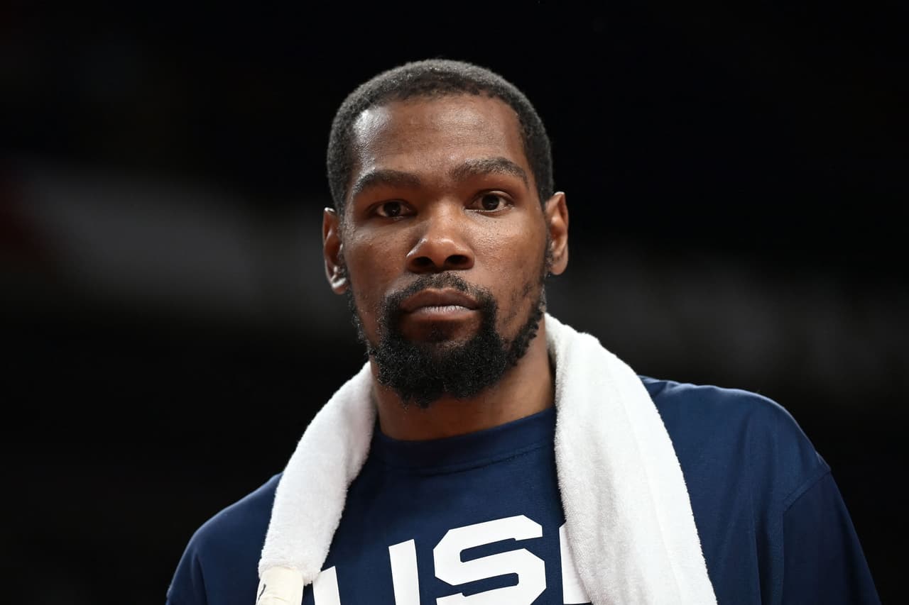 <b>Puesto 10. Kevin Durant (baloncesto)</b>
<br>
<br>Ganancias totales: 75 millones de dólares.
<br>
<br>Ganancias en el deporte: 31 millones de dólares.
<br>
<br>Ganancias en patrocinios: 44 millones de dólares.
<br>
<br>La edad promedio de los 50 atletas mejor pagados de 2021 es de 31 años.
<br>
<br>Kylian Mbappé, de 22 años, es el miembro más joven, seguido por Naomi Osaka y Max Verstappen, de 23 años. Phil Mickelson (50), Tiger Woods (45) y Tom Brady (43) son los únicos atletas mayores de 40 en la lista. 
<br>