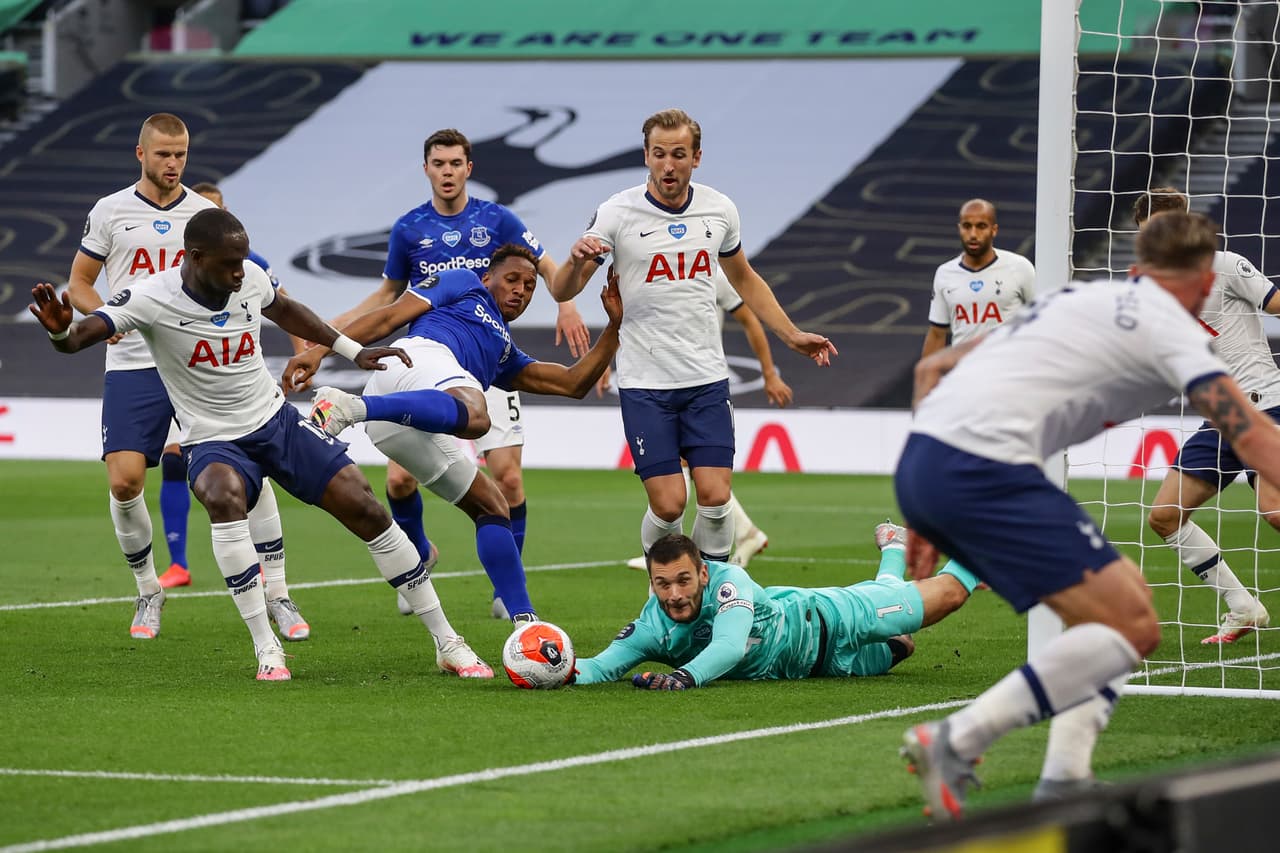 Hugo Lloris se lanza para evitar que Alex Iwobi remate el recentro de su compañero Dominic Calvert-Lewin.