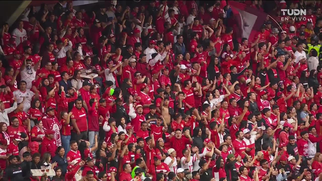 Arranca el partido y la pelota está en juego.